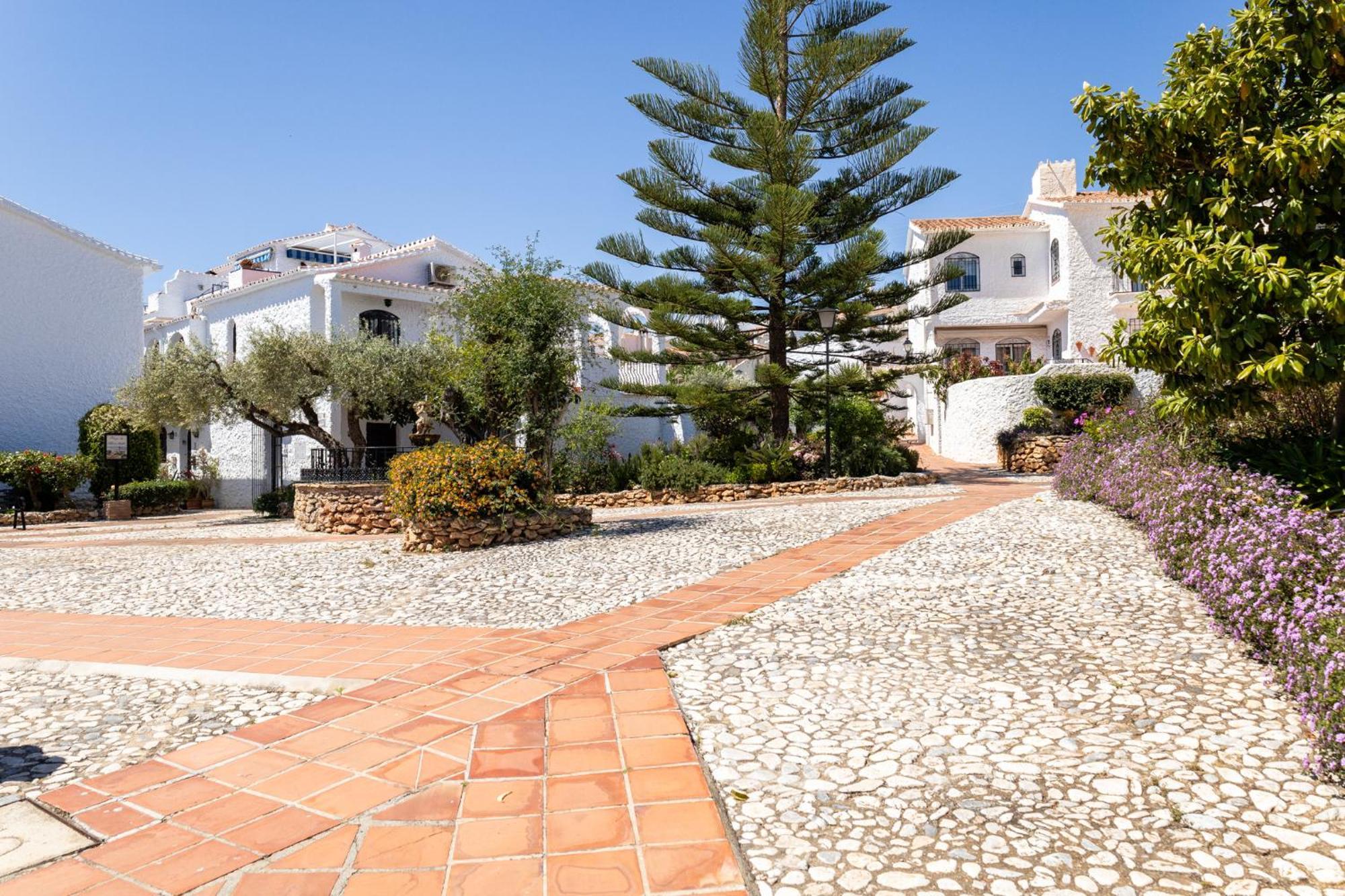 Capistrano Village B, 1 Bedroom + Free Wi-Fi Nerja Exteriör bild