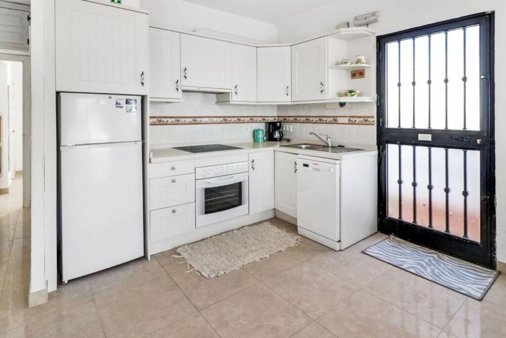 Capistrano Village B, 1 Bedroom + Free Wi-Fi Nerja Exteriör bild